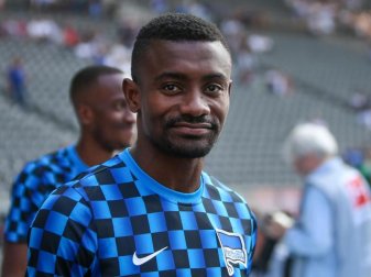 Sorgte mit einem Kabininvideo für Ärger: Hertha-Profi Salomon Kalou. Foto: Andreas Gora/dpa Sorgte mit einem Kabininvideo für Ärger: Hertha-Profi Salomon Kalou. Foto: Andreas Gora/dpa