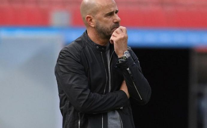 Hat seine Mannschaft für das Spiel gegen Saarbrücken auf fünf Positionen verändert: Bayer-Coach Peter Bosz. Foto: Matthias Hangst/Getty Images Europe/Pool/dpa