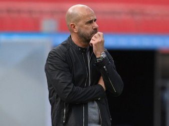 Hat seine Mannschaft für das Spiel gegen Saarbrücken auf fünf Positionen verändert: Bayer-Coach Peter Bosz. Foto: Matthias Hangst/Getty Images Europe/Pool/dpa Hat seine Mannschaft für das Spiel gegen Saarbrücken auf fünf Positionen verändert: Bayer-Coach Peter Bosz. Foto: Matthias Hangst/Getty Images Europe/Pool/dpa