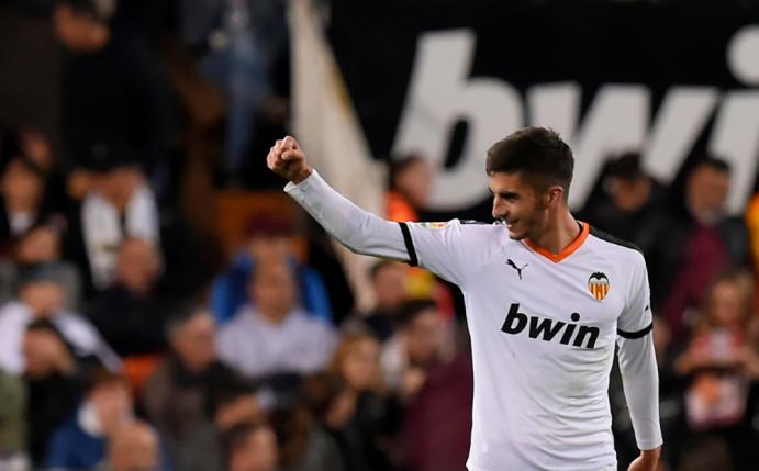 Der FC Valencia muss seinen Trikotsponsor überkleben