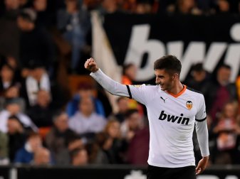 Der FC Valencia muss seinen Trikotsponsor überkleben Der FC Valencia muss seinen Trikotsponsor überkleben