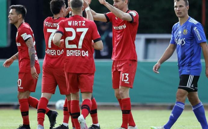 Die Spieler von Bayer Leverkusen feiern das Tor zum 2:0 gegen den FC Saarbrücken. Foto: Ronald Wittek/epa Pool /dpa