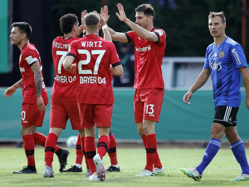 Die Spieler von Bayer Leverkusen feiern das Tor zum 2:0 gegen den FC Saarbrücken. Foto: Ronald Wittek/epa Pool /dpa