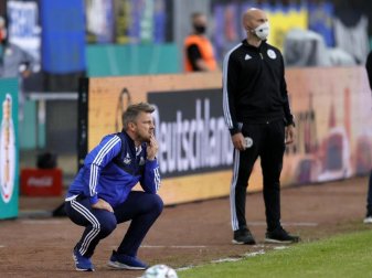 Saarbrückens Cheftrainer Lukas Kwasniok (l) und Bayer-Coach Peter Bosz (r). Foto: Ronald Wittek/epa Pool /dpa Saarbrückens Cheftrainer Lukas Kwasniok (l) und Bayer-Coach Peter Bosz (r). Foto: Ronald Wittek/epa Pool /dpa