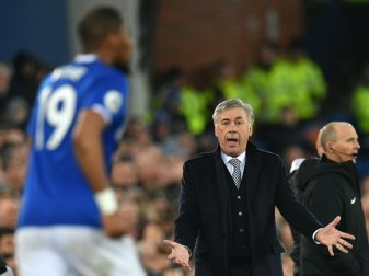 Everton-Coach Carlo Ancelotti (r.) verzichtet auf Gehalt Everton-Coach Carlo Ancelotti (r.) verzichtet auf Gehalt