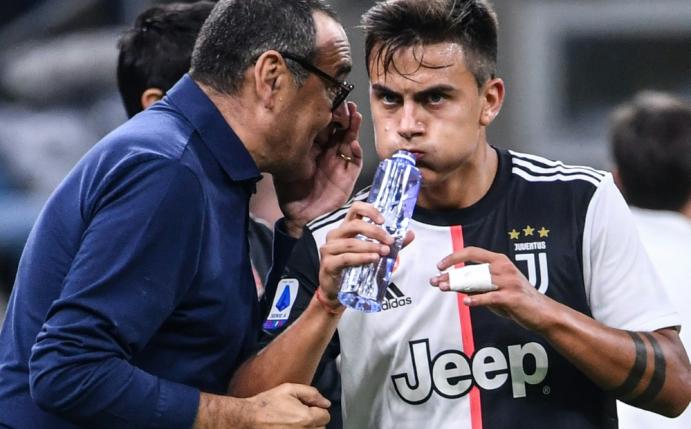 Juve-Trainer Maurizio Sarri (l.) mit Paulo Dybala