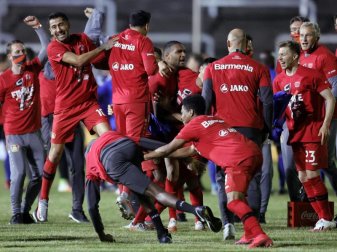 Die Spieler von Bayer Leverkusen feiern den Einzug ins Finale des DFB-Pokals. Foto: Ronald Wittek/epa-Pool/dpa Die Spieler von Bayer Leverkusen feiern den Einzug ins Finale des DFB-Pokals. Foto: Ronald Wittek/epa-Pool/dpa
