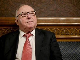 Uwe Seeler hatte sich bei einem Sturz an der Hüfte verletzt. Foto: Axel Heimken/dpa Uwe Seeler hatte sich bei einem Sturz an der Hüfte verletzt. Foto: Axel Heimken/dpa