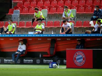 Ersatzspieler dürfen auf Mund-Nasen-Schutz verzichten Ersatzspieler dürfen auf Mund-Nasen-Schutz verzichten