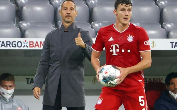 Enttäuscht: Adi Hütter (l.)