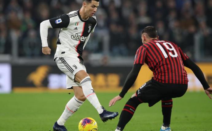 Cristiano Ronaldo (l) trifft im Pokal-Halbfinale mit Juve auf Theo Hernandez und de AC Mailand. Foto: Jonathan Moscrop/CSM via ZUMA Wire/dpa
