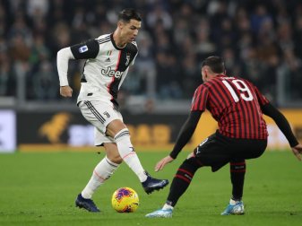Cristiano Ronaldo (l) trifft im Pokal-Halbfinale mit Juve auf Theo Hernandez und de AC Mailand. Foto: Jonathan Moscrop/CSM via ZUMA Wire/dpa Cristiano Ronaldo (l) trifft im Pokal-Halbfinale mit Juve auf Theo Hernandez und de AC Mailand. Foto: Jonathan Moscrop/CSM via ZUMA Wire/dpa