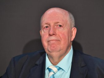 Der frühere Fußball-Manager Reiner Calmund würde die Spielergehälter reduzieren. Foto: Peter Kneffel/dpa Der frühere Fußball-Manager Reiner Calmund würde die Spielergehälter reduzieren. Foto: Peter Kneffel/dpa