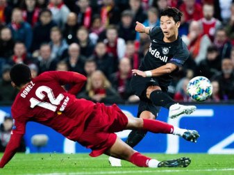 Tauscht Hee-Chan Hwang (r) das Salburg- gegen das Leipzig-Trikot?. Foto: Georg Hochmuth/APA/APA/dpa