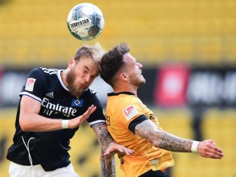 HSV-Profi Timo Letschert (l) im Kopfballduell mit Patrick Schmidt. Foto: Robert Michael/dpa-Pool/dpa HSV-Profi Timo Letschert (l) im Kopfballduell mit Patrick Schmidt. Foto: Robert Michael/dpa-Pool/dpa