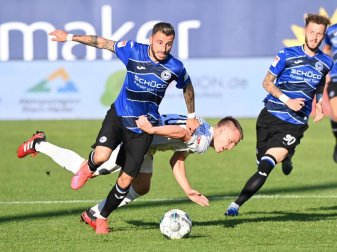 Der Bielefelder Jonathan Claus (l) setzt sich gegen Emanuel Taffertshofer durch. Foto: Uli Deck/dpa-Pool/dpa