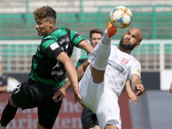 Terrence Boyd (r.) bringt Halle mit 1:0 in Führung Terrence Boyd (r.) bringt Halle mit 1:0 in Führung