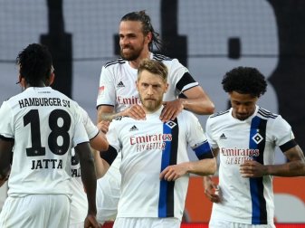 Aaron Hunt (M.) bleibt dem Hamburger SV noch länger erhalten. Foto: Matthias Hangst/Getty Images Europe/Pool/dpa Aaron Hunt (M.) bleibt dem Hamburger SV noch länger erhalten. Foto: Matthias Hangst/Getty Images Europe/Pool/dpa