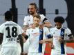 Aaron Hunt (M.) bleibt dem Hamburger SV noch länger erhalten. Foto: Matthias Hangst/Getty Images Europe/Pool/dpa