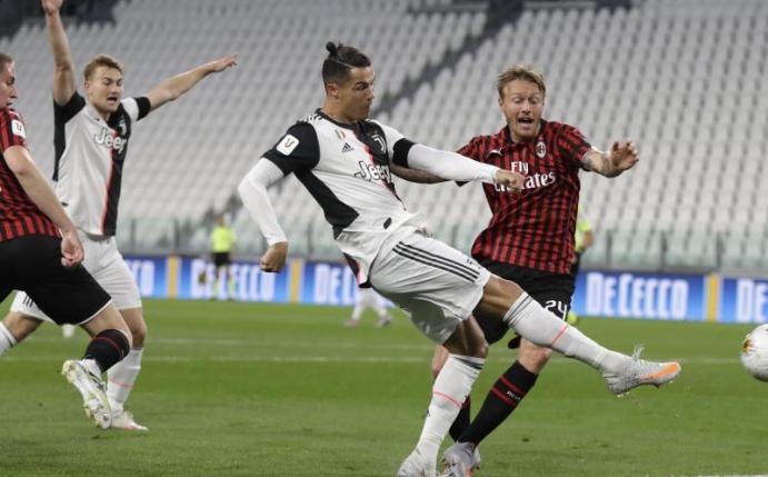 Cristiano Ronaldo (2.v.r) erreichte mit Juventus Turin das Pokalfinale in Italien. Foto: Luca Bruno/AP/dpa