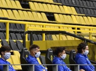 Die Ersatzspieler vom FC Schalke 04 könnten für die Zukunft des Clubs stehen. Foto: Martin Meissner/AP-Pool/dpa