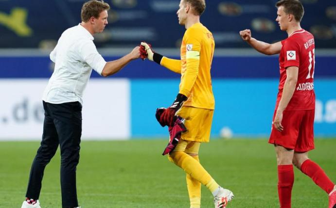 Leipzigs Trainer Julian Nagelsmann (l) klatscht sich nach dem Sieg mit Torwart Peter Gulacsi (M.) und Lukas Klostermann ab. Foto: Uwe Anspach/dpa-Pool/dpa