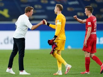 Leipzigs Trainer Julian Nagelsmann (l) klatscht sich nach dem Sieg mit Torwart Peter Gulacsi (M.) und Lukas Klostermann ab. Foto: Uwe Anspach/dpa-Pool/dpa Leipzigs Trainer Julian Nagelsmann (l) klatscht sich nach dem Sieg mit Torwart Peter Gulacsi (M.) und Lukas Klostermann ab. Foto: Uwe Anspach/dpa-Pool/dpa