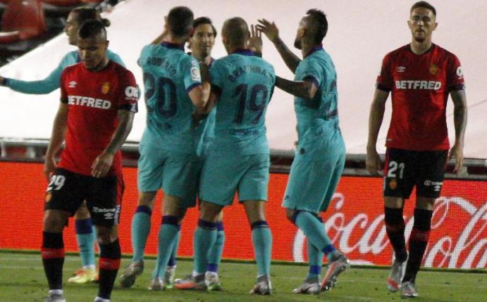 Die Spieler des FC Barcelona jubeln über den Treffer zum 0:2. Foto: Francisco Ubilla/AP/dpa