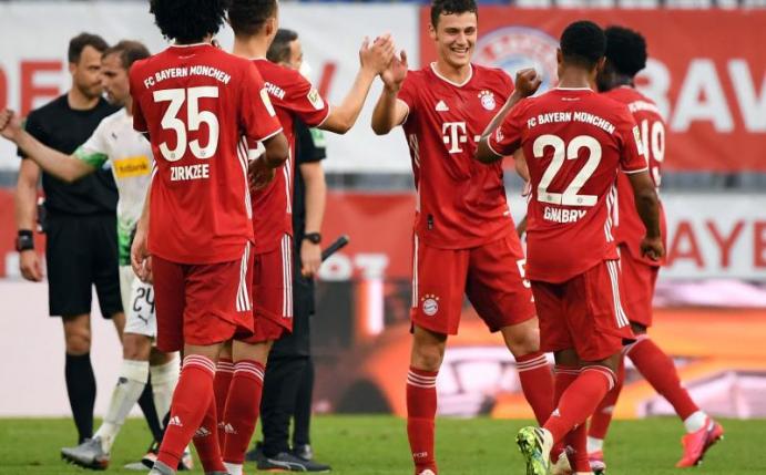 Nach dem Sieg gegen Gladbach wollen die Bayern-Profis den Meistertitel gegen Bremen perfekt machen. Foto: Matthias Balk/dpa