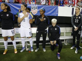 Kapitän Megan Rapinoe hatte im Jahr 2016 während der Hymne bei zwei Länderspielen gekniet. Foto: John Bazemore/AP/dpa Kapitän Megan Rapinoe hatte im Jahr 2016 während der Hymne bei zwei Länderspielen gekniet. Foto: John Bazemore/AP/dpa