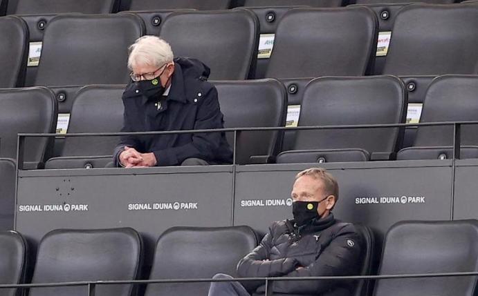 BVB-Präsident Reinhard Rauball (oben) und Geschäftsführer Hans-Joachim Watzke schauten sich das Spiel in Dortmund von der Tribüne aus an. Foto: Lars Baron/Getty Images Europe/Pool/dpa