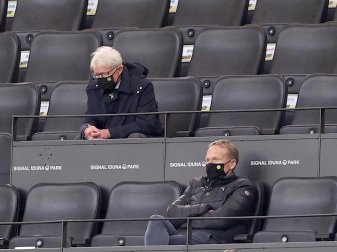BVB-Präsident Reinhard Rauball (oben) und Geschäftsführer Hans-Joachim Watzke schauten sich das Spiel in Dortmund von der Tribüne aus an. Foto: Lars Baron/Getty Images Europe/Pool/dpa BVB-Präsident Reinhard Rauball (oben) und Geschäftsführer Hans-Joachim Watzke schauten sich das Spiel in Dortmund von der Tribüne aus an. Foto: Lars Baron/Getty Images Europe/Pool/dpa