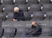 BVB-Präsident Reinhard Rauball (oben) und Geschäftsführer Hans-Joachim Watzke schauten sich das Spiel in Dortmund von der Tribüne aus an. Foto: Lars Baron/Getty Images Europe/Pool/dpa