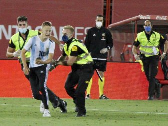 Der Flitzer wurde geschnappt, bevor er ein Foto mit Barcelonas Star Lionel Messi machen konnte. Foto: Francisco Ubilla/AP/dpa Der Flitzer wurde geschnappt, bevor er ein Foto mit Barcelonas Star Lionel Messi machen konnte. Foto: Francisco Ubilla/AP/dpa