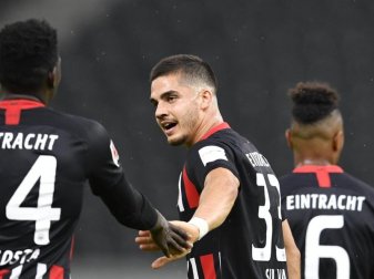 Keiner traf nach der Corona-Pause öfter: Frankfurts André Silva (M). Foto: John Macdougall/AFP-POOL/dpa Keiner traf nach der Corona-Pause öfter: Frankfurts André Silva (M). Foto: John Macdougall/AFP-POOL/dpa