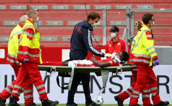 Taiwo Awoniyi musste behandelt und ausgewechselt werden