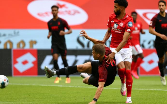 Matchwinner Niederlechner trifft zum 1:0 für Augsburg