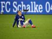 Juan Miranda vom FC Schalke 04 sitzt nach der Partie enttäuscht auf dem Boden. Foto: Ina Fassbender/AFP/Pool/dpa
