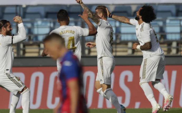 Toni Kroos (2.v.r) brachte Real beim Sieg gegen Eibar in Führung. Foto: Bernat Armangue/AP/dpa