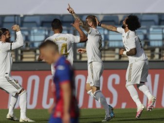 Toni Kroos (2.v.r) brachte Real beim Sieg gegen Eibar in Führung. Foto: Bernat Armangue/AP/dpa Toni Kroos (2.v.r) brachte Real beim Sieg gegen Eibar in Führung. Foto: Bernat Armangue/AP/dpa