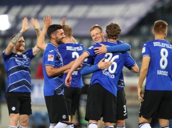 Brian Behrendt (2.vr) von Arminia Bielefeld feiert mit Sven Schipplock und weiteren Mitspielern den Sieg. Foto: Friso Gentsch/dpa-pool/dpa Brian Behrendt (2.vr) von Arminia Bielefeld feiert mit Sven Schipplock und weiteren Mitspielern den Sieg. Foto: Friso Gentsch/dpa-pool/dpa