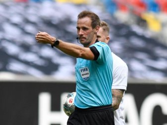 Im Spiel von Fortuna Düsseldorf gegen Borussia Dortmund hat der Schiedsrichter vollkommen regelkonform auf Freistoß entschieden. Foto: Bernd Thissen/dpa Im Spiel von Fortuna Düsseldorf gegen Borussia Dortmund hat der Schiedsrichter vollkommen regelkonform auf Freistoß entschieden. Foto: Bernd Thissen/dpa