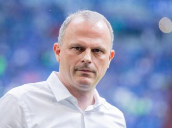 Sportvorstand Jochen Schneider verteidigte die Maßnahme des FC Schalke 04. Foto: Rolf Vennenbernd/dpa Sportvorstand Jochen Schneider verteidigte die Maßnahme des FC Schalke 04. Foto: Rolf Vennenbernd/dpa