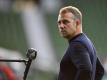Bayerns Trainer Hansi Flick gibt vor dem Spiel ein Interview. Foto: Martin Meissner/AP-Pool/dpa