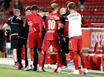 Berlins Trainer Urs Fischer (M) jubelt mit dem Team nach dem Spiel. Foto: Kay Nietfeld/dpa Berlins Trainer Urs Fischer (M) jubelt mit dem Team nach dem Spiel. Foto: Kay Nietfeld/dpa
