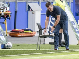 HSV-Trainer Dieter Hecking muss sich was einfallen lassen. Foto: Axel Heimken/dpa HSV-Trainer Dieter Hecking muss sich was einfallen lassen. Foto: Axel Heimken/dpa