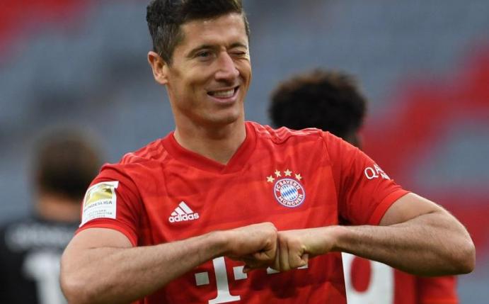 In den beiden ausstehenden Spielen der Bundesliga will Robert Lewandowski seine Trefferquote weiter ausbauen. Foto: Christof Stache/AFP/Pool/dpa