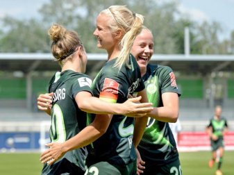 Die Frauen vom VfL Wolfsburg durften sich über den vierten Meistertitel in Serie freuen. Foto: Hauke-Christian Dittrich/dpa