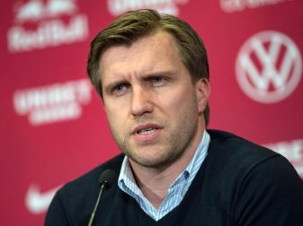 Leipzigs Sportdirektor Markus Krösche ist mit dem Termin für die Fortsetzung der Champions League unzufrieden. Foto: Hendrik Schmidt/dpa-Zentralbild/dpa Leipzigs Sportdirektor Markus Krösche ist mit dem Termin für die Fortsetzung der Champions League unzufrieden. Foto: Hendrik Schmidt/dpa-Zentralbild/dpa