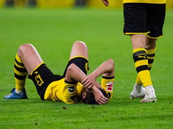 BVB-Spieler Raphael Guerreiro liegt auf dem Rasen. Foto: Guido Kirchner/dpa-pool/dpa BVB-Spieler Raphael Guerreiro liegt auf dem Rasen. Foto: Guido Kirchner/dpa-pool/dpa